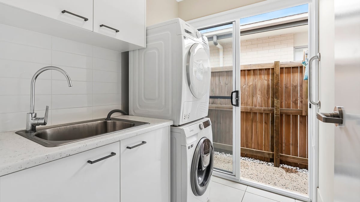 Banya-DAX40517H_1246x701_05