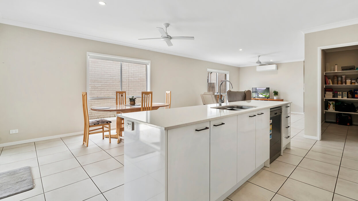 Banya-DAX40517H_1246x701_02