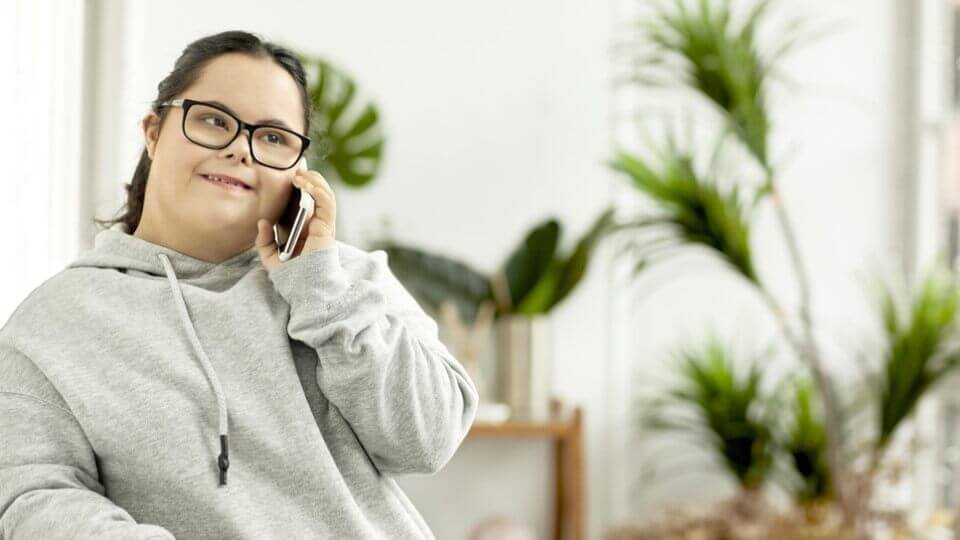 woman-talking-on-mobile